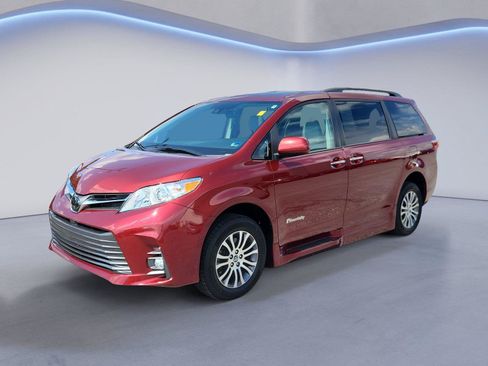 Used 2019 Toyota Sienna XLE w/ XLE Navigation Package FWD image 7