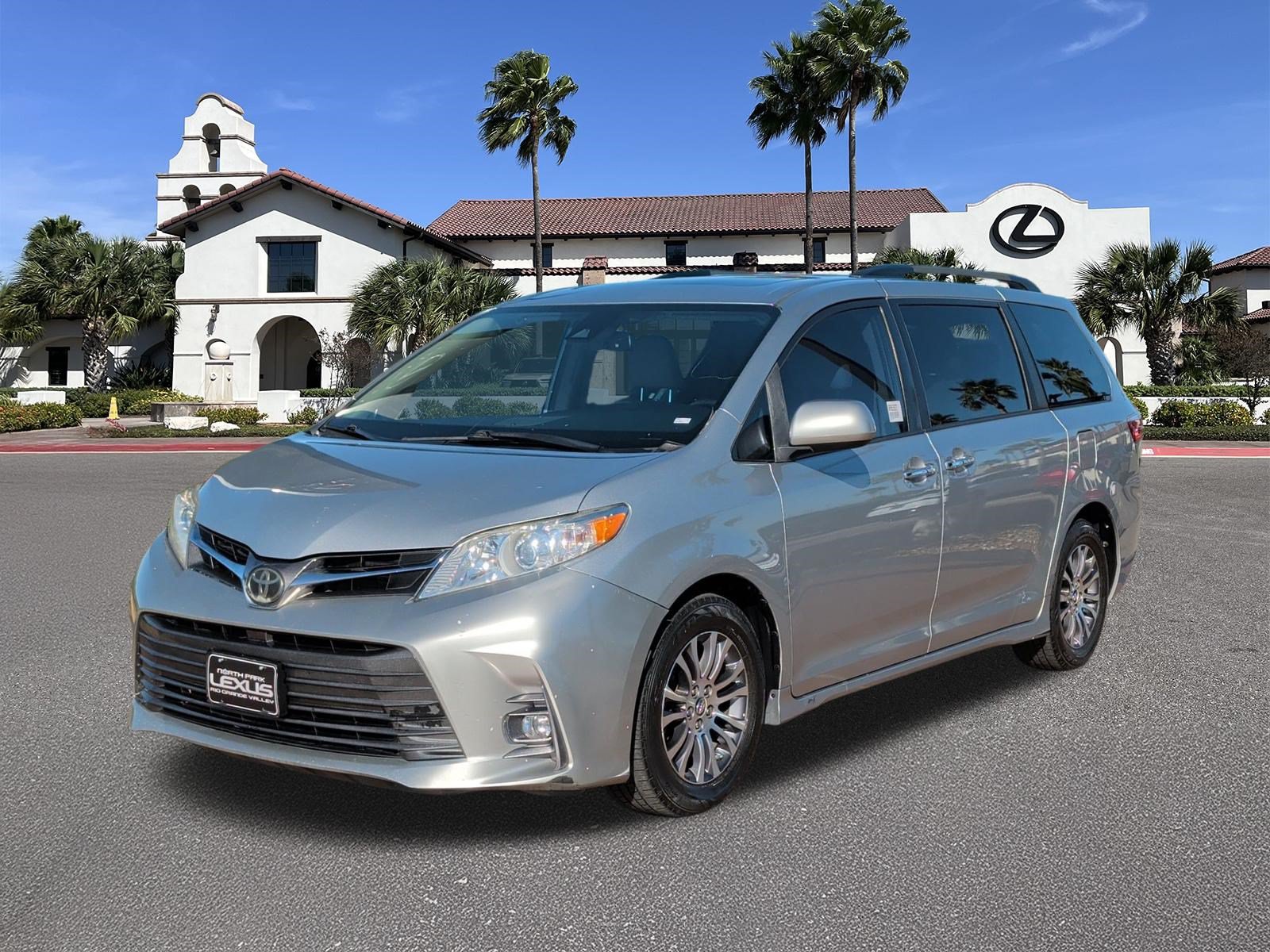 Used 2019 Toyota Sienna XLE w/ XLE Navigation Package FWD image 5
