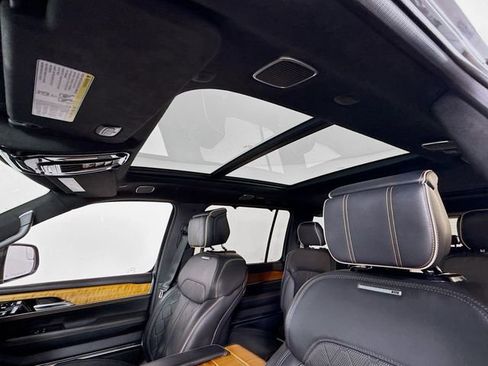 Used 2022 Jeep Grand Wagoneer Series III image 23