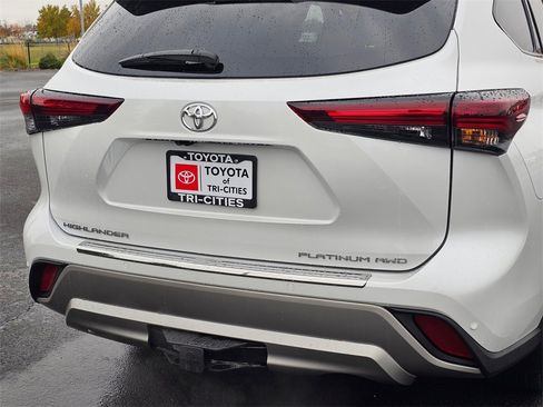 Used 2025 Toyota Highlander Platinum image 13