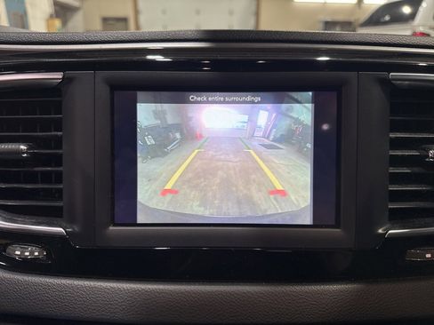 Used 2020 Chrysler Pacifica Touring-L image 25