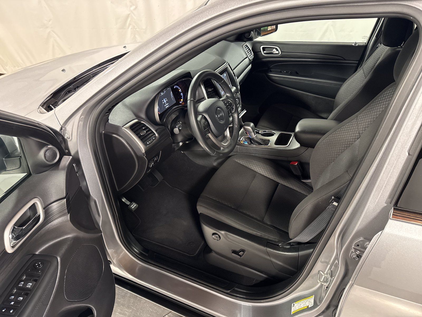 Used 2020 Jeep Grand Cherokee Laredo AWD/4WD image 3