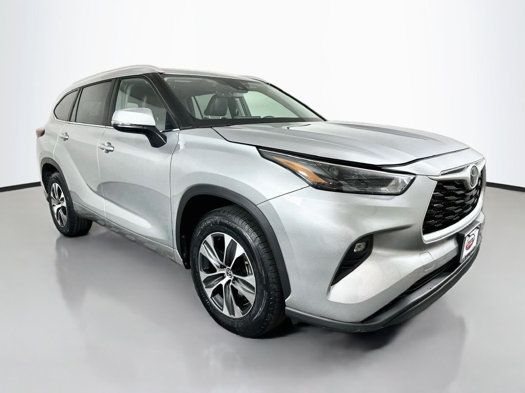 Certified 2025 Toyota Highlander XLE FWD image 3