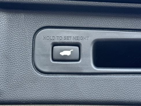 Used 2025 Honda Pilot Touring image 13
