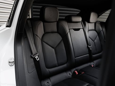 Certified 2026 Porsche Macan AWD/4WD image 34