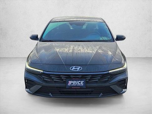 Used 2025 Hyundai Elantra Sport image 2