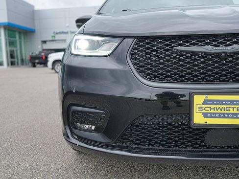 Used 2025 Chrysler Pacifica Limited FWD image 3