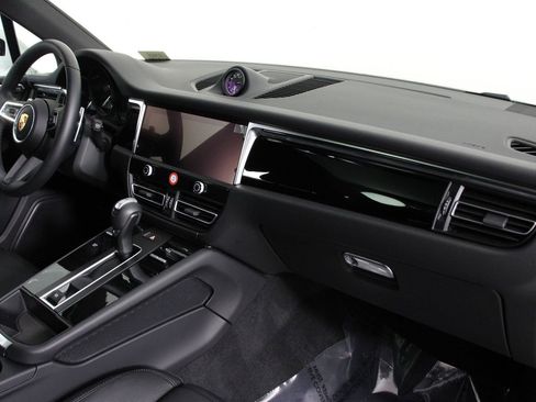 Certified 2025 Porsche Macan image 24
