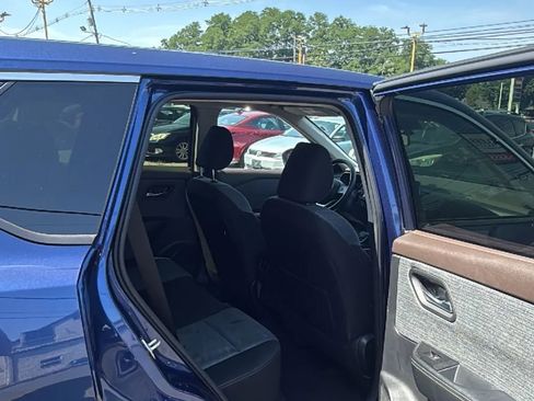 Used 2023 Nissan Rogue SV image 16