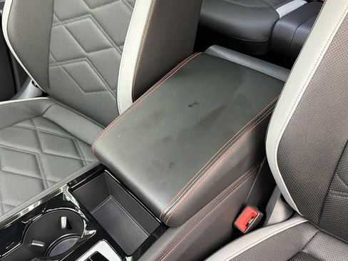 Used 2025 Volkswagen Atlas Peak Edition SE AWD/4WD image 22