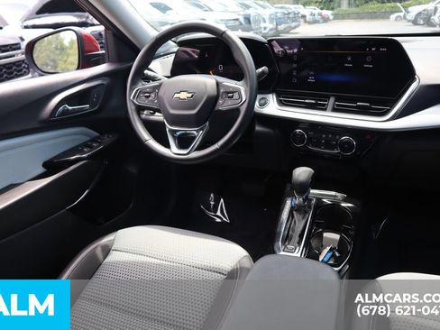 Used 2025 Chevrolet Trax LT w/ LT Convenience Package FWD image 25