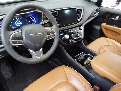 Used 2022 Chrysler Pacifica Pinnacle image 9