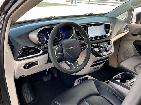 Used 2023 Chrysler Pacifica Touring-L image 17