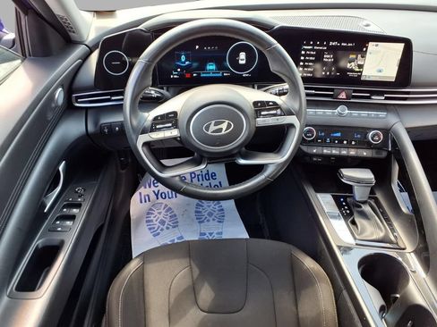 Used 2025 Hyundai Elantra SEL FWD image 4