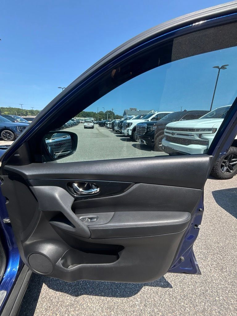 Used 2017 Nissan Rogue SL FWD image 23