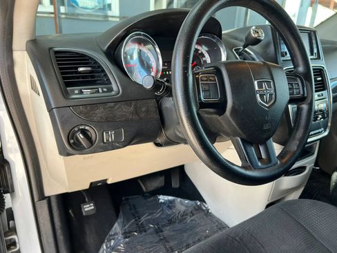 Used 2018 Dodge Grand Caravan SE w/ UConnect Hands-Free Group FWD image 17