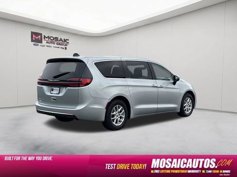 Used 2023 Chrysler Pacifica Touring-L FWD image 7