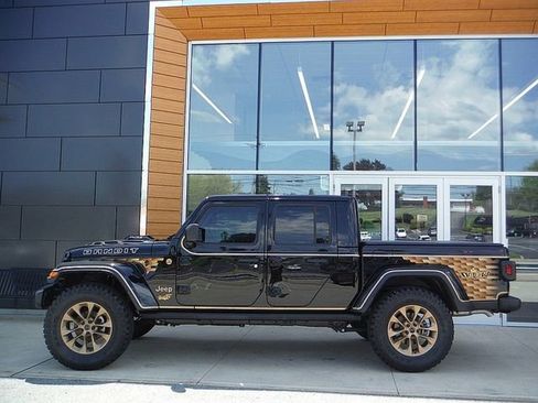 Used 2025 Jeep Gladiator Sport AWD/4WD image 4