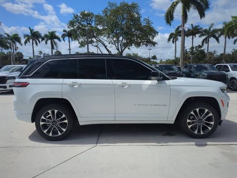 Used 2024 Jeep Grand Cherokee Overland AWD/4WD image 4