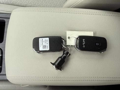 Certified 2022 Kia Sorento SX Prestige w/ Panoramic Sunroof Package AWD/4WD image 34