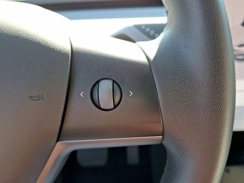 Used 2021 Tesla Model Y Long Range AWD/4WD image 18