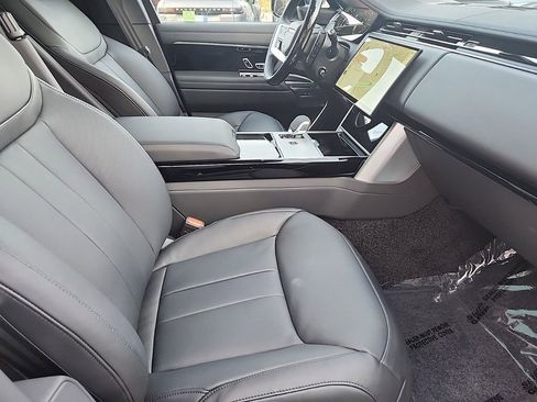 Used 2025 Land Rover Range Rover SE AWD/4WD image 3
