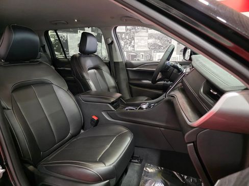 Used 2024 Jeep Grand Cherokee L Limited w/ Luxury Tech Group II image 17