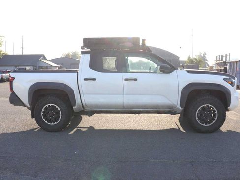 Used 2024 Toyota Tacoma TRD Off-Road w/ TRD Off Road Premium Package AWD/4WD image 4
