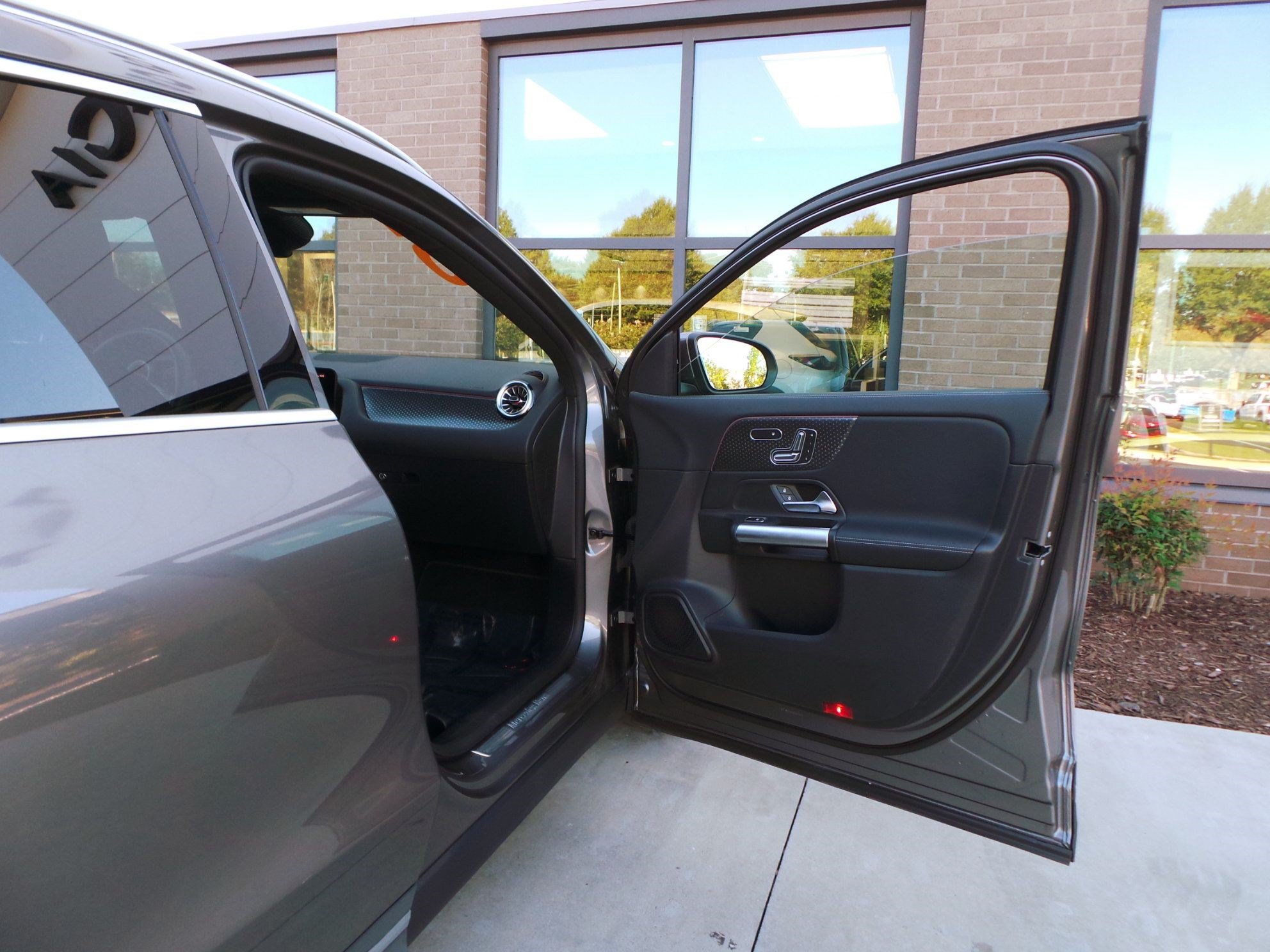Used 2025 Mercedes-Benz GLA 250 image 37
