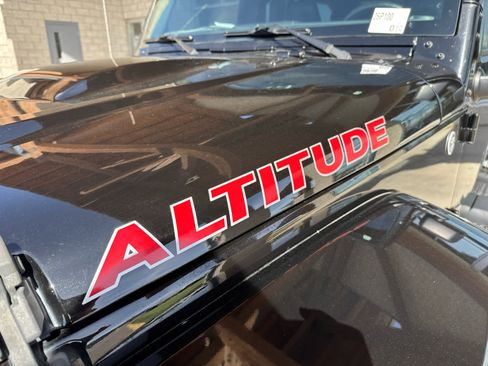 Used 2018 Jeep Wrangler Unlimited Sahara image 7