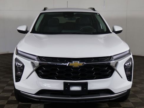 Used 2025 Chevrolet Trax LT FWD image 8