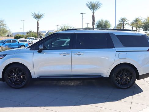 Used 2025 Kia Carnival SX Prestige image 8