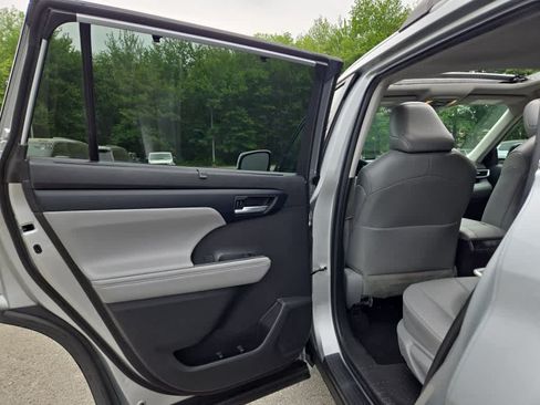 Used 2022 Toyota Highlander XLE AWD/4WD image 35