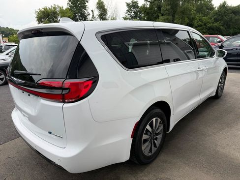 Used 2022 Chrysler Pacifica Touring-L FWD image 4