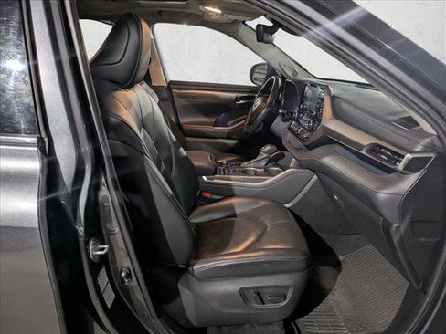 Used 2021 Toyota Highlander Limited image 27