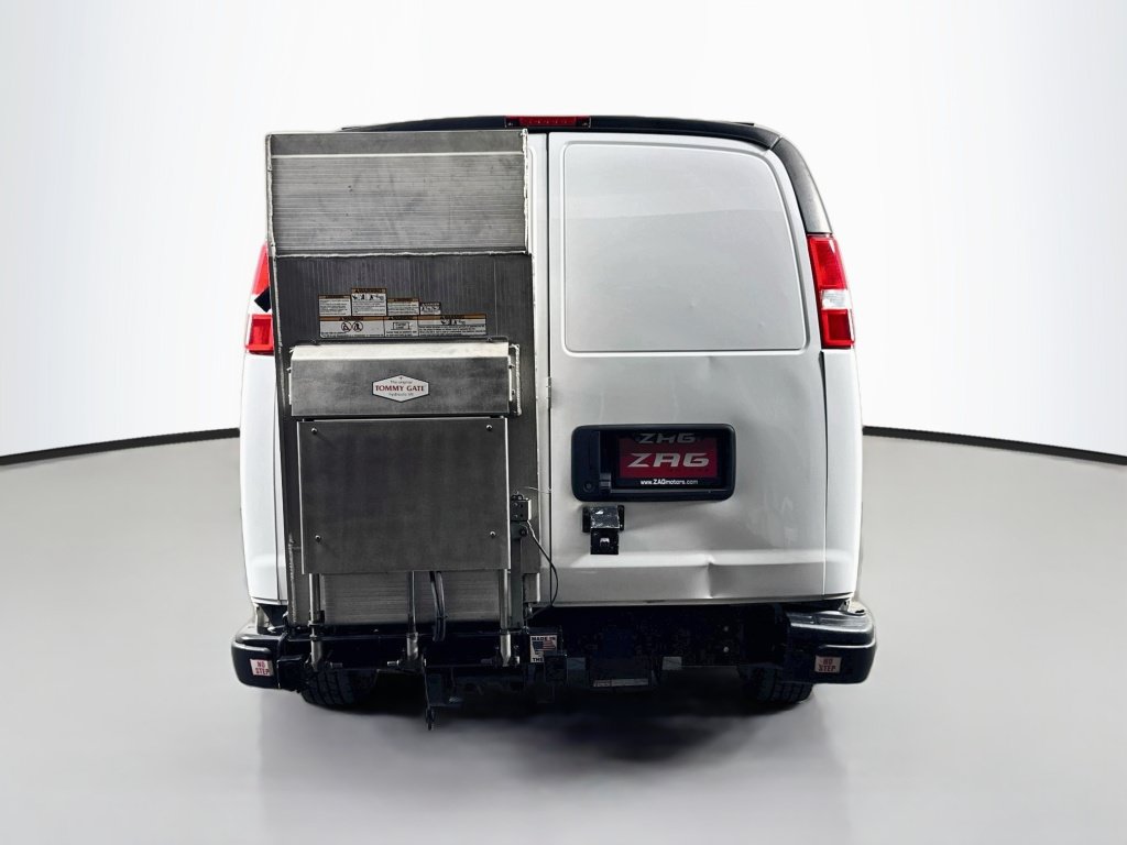 Used 2020 Chevrolet Express 3500 w/ Driver Convenience Package RWD image 4