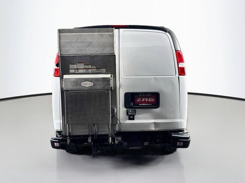 Used 2020 Chevrolet Express 3500 w/ Driver Convenience Package RWD image 4
