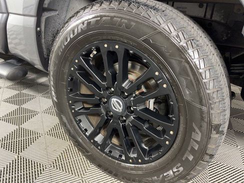 Used 2018 Nissan Titan SL w/ Midnight Edition RWD image 11