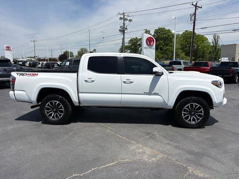 Used 2022 Toyota Tacoma TRD Sport w/ Technology Package AWD/4WD image 2