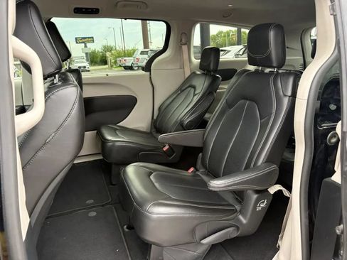 Used 2024 Chrysler Pacifica Touring-L FWD image 22