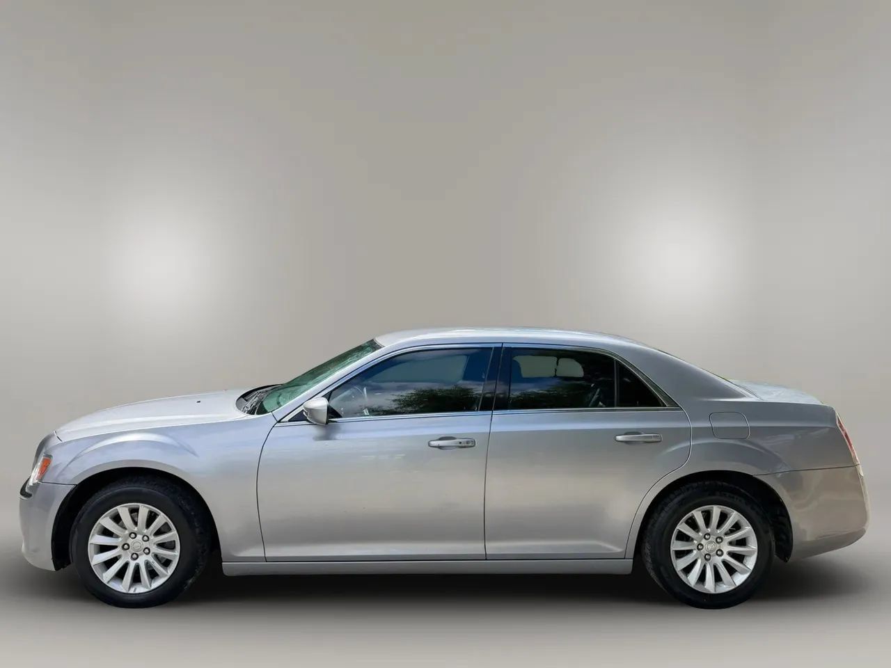 Used 2014 Chrysler 300 RWD image 5