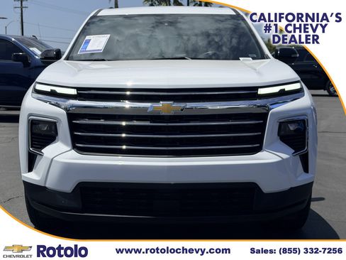 Used 2025 Chevrolet Traverse LT FWD image 2