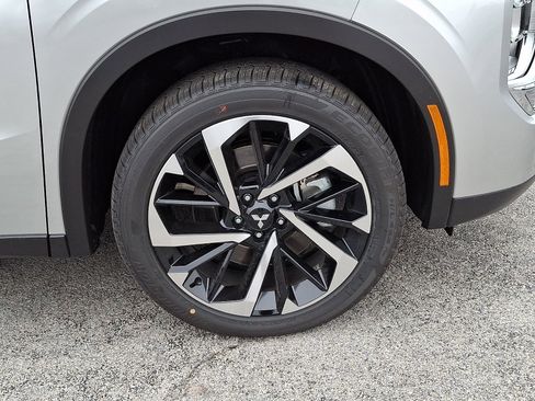 New 2025 Mitsubishi Outlander SE image 10