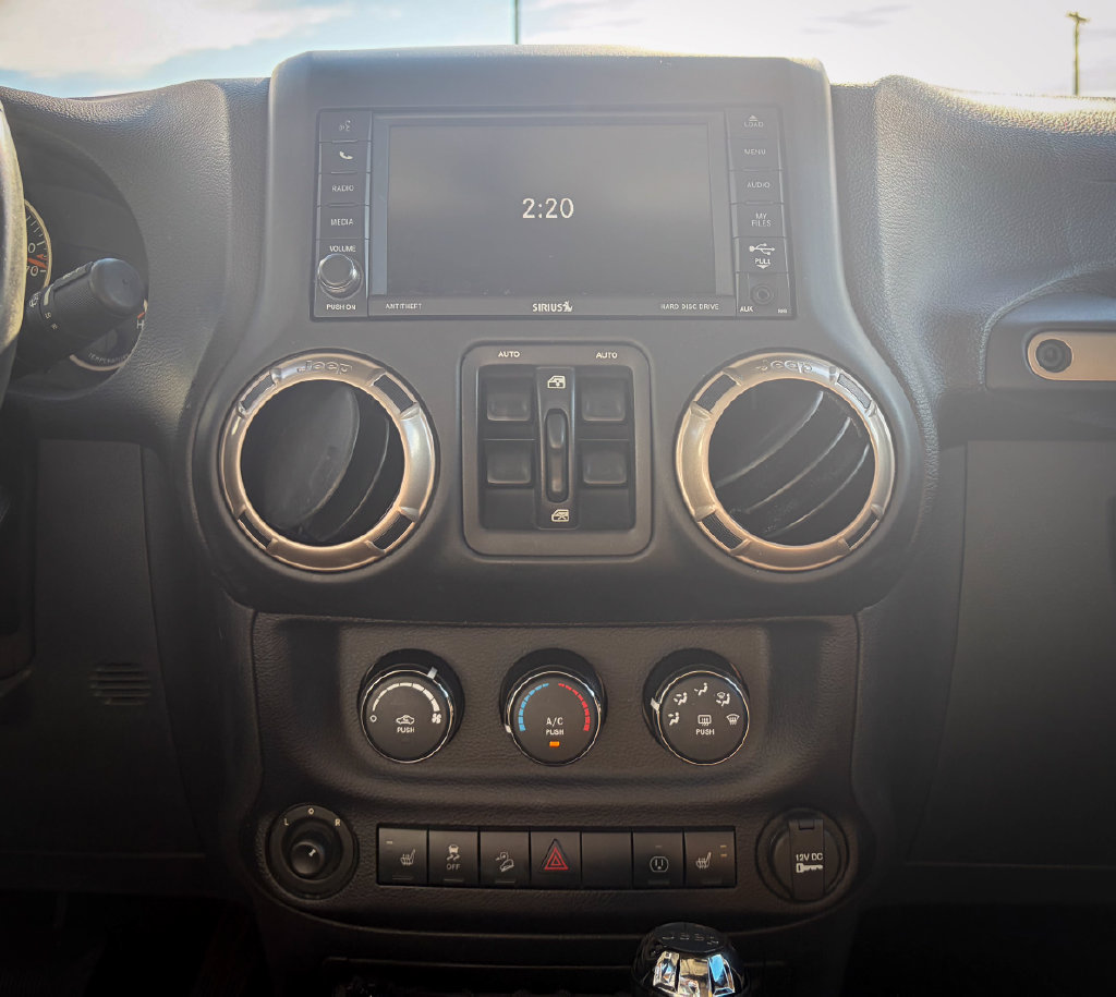 Used 2016 Jeep Wrangler Unlimited Sahara AWD/4WD image 4