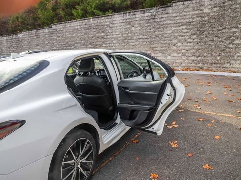 Used 2024 Toyota Camry SE image 17