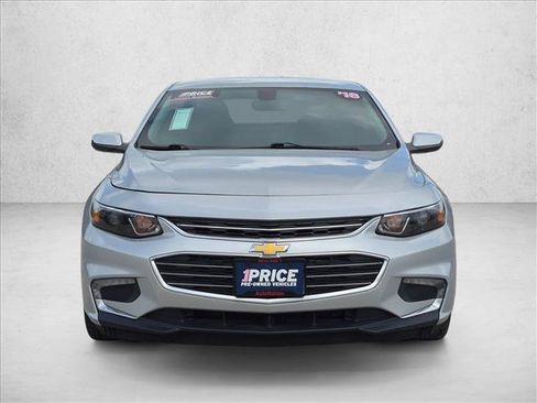 Used 2018 Chevrolet Malibu LT FWD image 2
