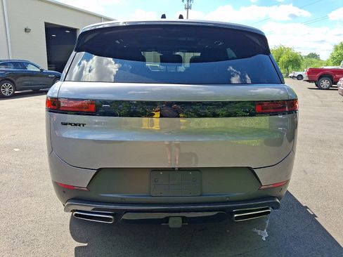 Used 2024 Land Rover Range Rover Sport SE AWD/4WD image 5