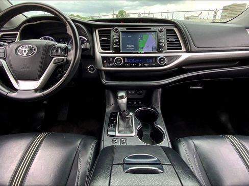 Used 2017 Toyota Highlander SE image 15