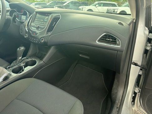 Used 2017 Chevrolet Cruze LT w/ Convenience Package FWD image 9