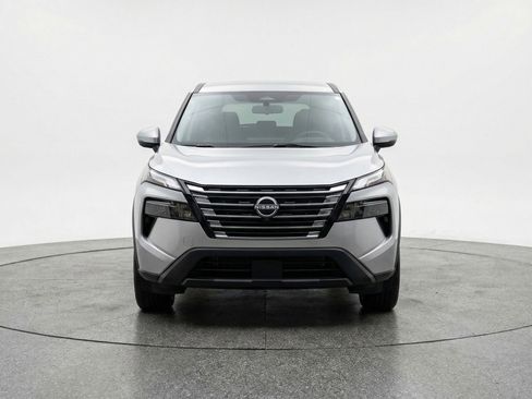 Used 2025 Nissan Rogue SV image 2